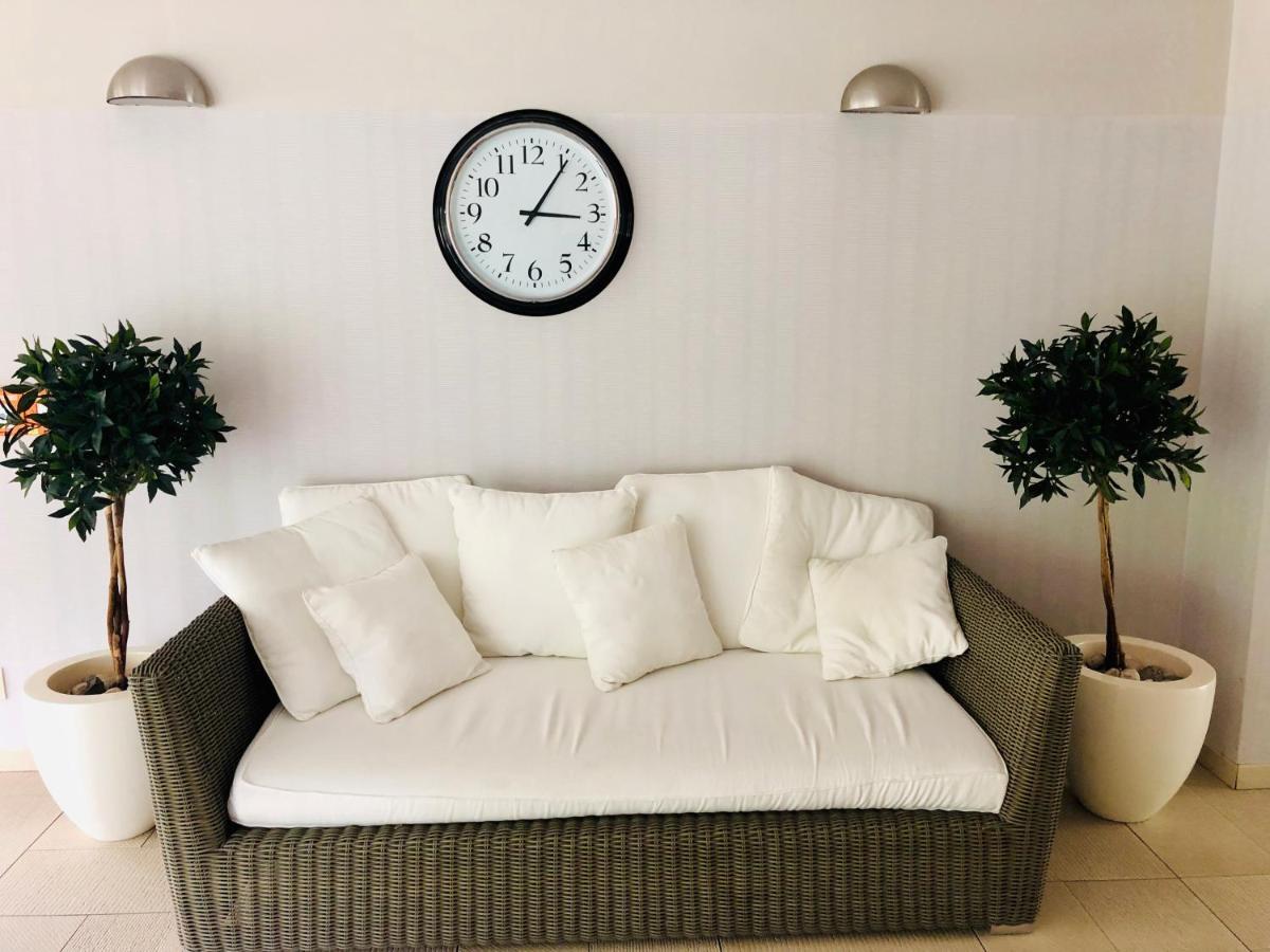 Bialy Z Tarasem W Playa Baltis Apartamento Miedzyzdroje